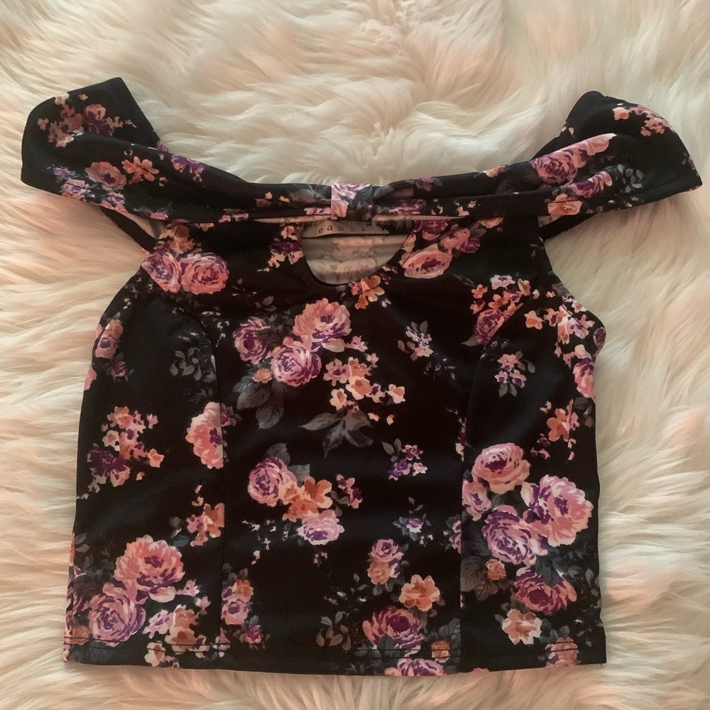 LULU’S OFF-THE-SHOULDER FLORAL CROP TOP